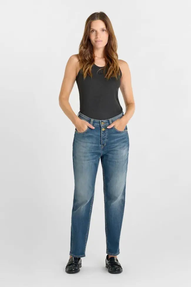 Model wearing Le Temps des Cerises 400/60 Girlfriend Clelia High Waist Jeans in Blue No.3.