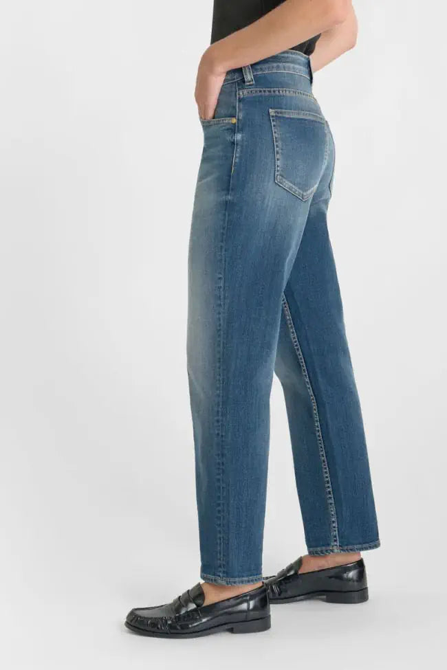 Side view of Le Temps des Cerises 400/60 Girlfriend Clelia High Waist Jeans in Blue No.3 showing the relaxed girlfriend fit.