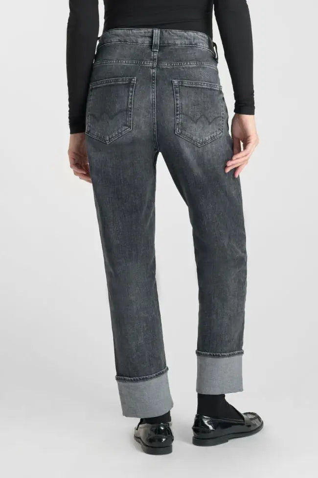 Back view of Le Temps des Cerises 400/60 Girlfriend Jama High Waist Jeans in Grey No.1 worn by a model.