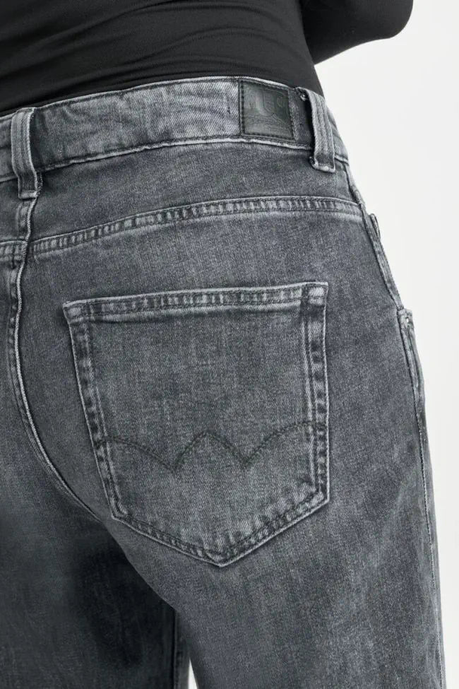 Close-up of the back pocket and washed grey denim detailing on the Le Temps des Cerises 400/60 Girlfriend Jama High Waist Jeans.