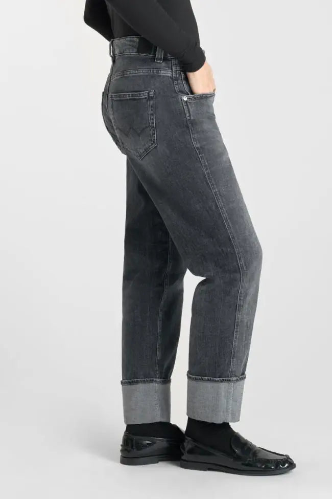 Three-quarter rear view of Le Temps des Cerises 400/60 Girlfriend Jama High Waist Jeans in Grey No.1.