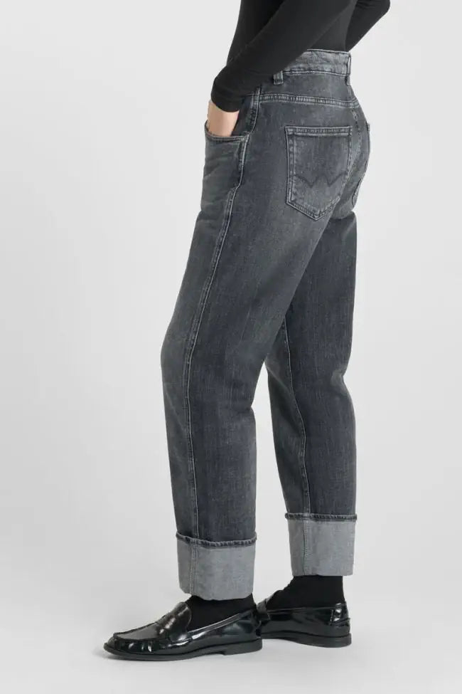 Side view of Le Temps des Cerises 400/60 Girlfriend Jama High Waist Jeans in Grey No.1 showing the relaxed girlfriend fit.
