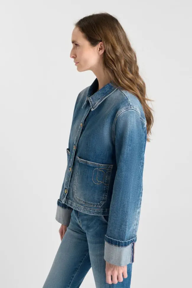 Opposite side view of the Le Temps des Cerises Aleska cropped denim jacket on model.