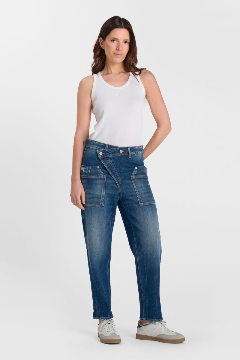 Model wearing Le Temps des Cerises Cosy Pocket jeans in blue with wrap-front waistband and utility pocket details