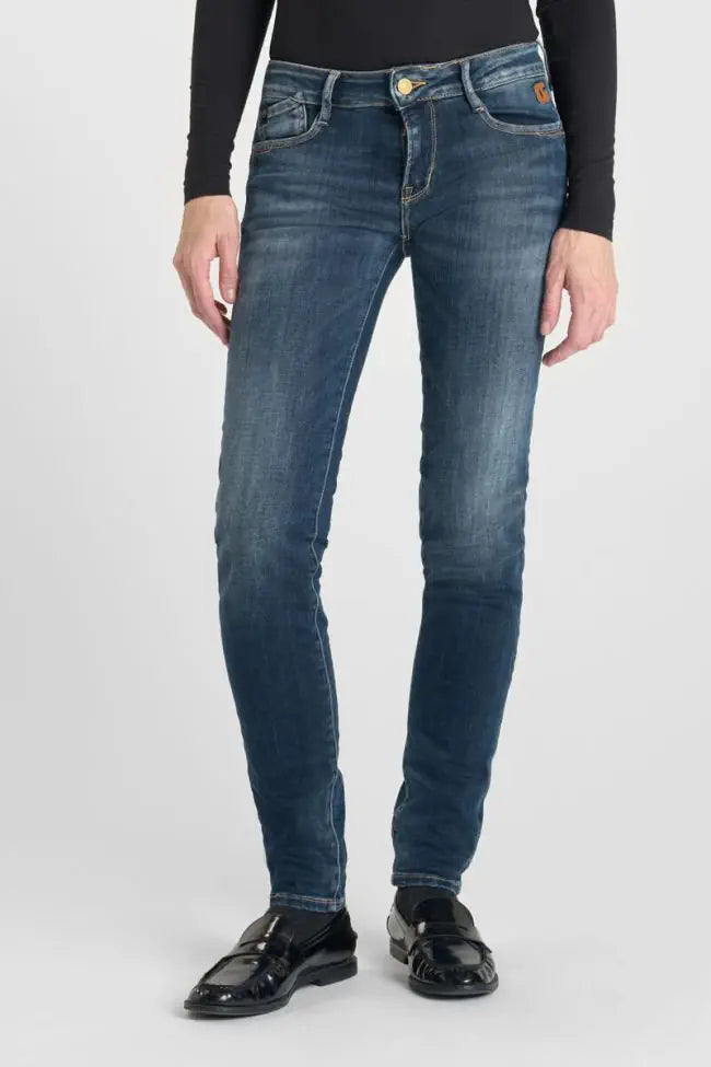 Model wearing Le Temps des Cerises Denim Jeans in Mallo showcasing the flattering slim fit and classic blue wash.