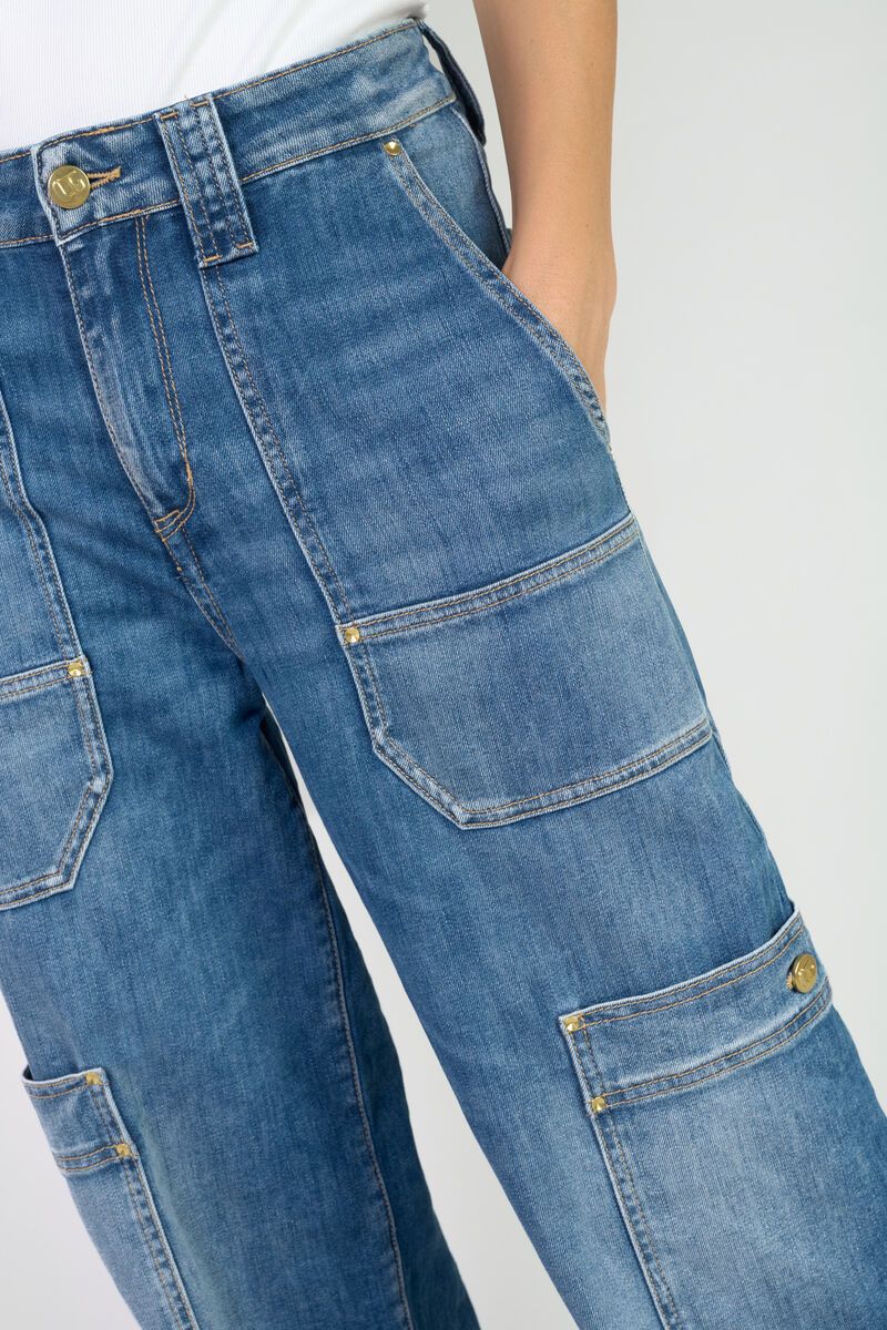 Close-up of front utility pocket detail on Le Temps des Cerises HOLLY jeans in blue