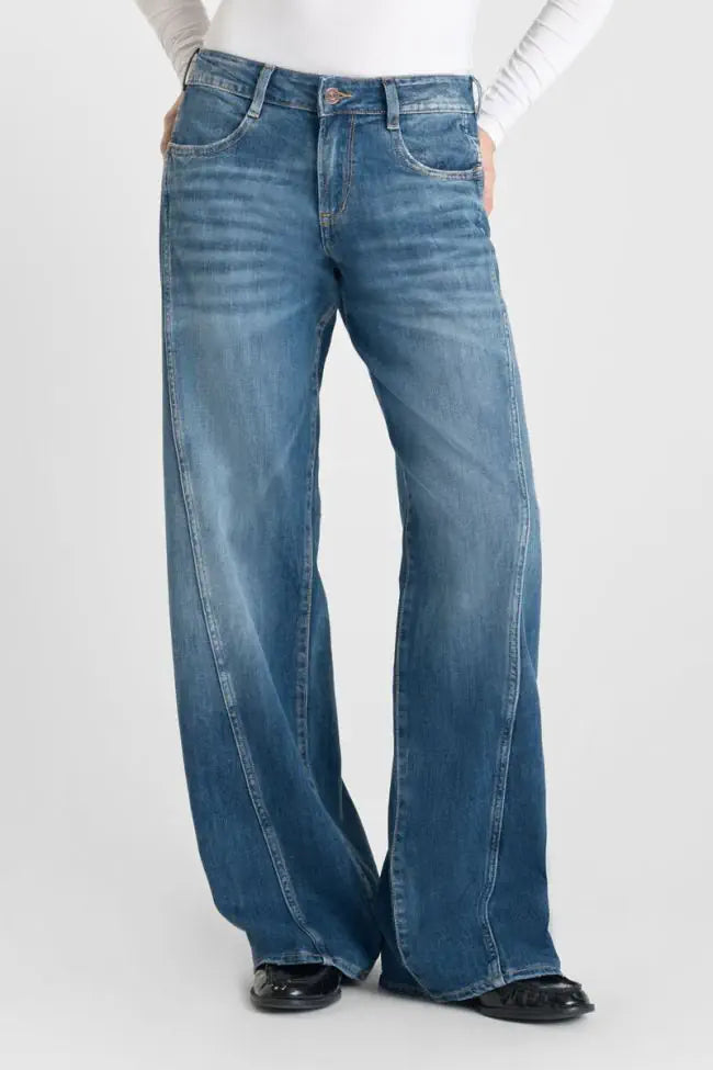 Model Front: Model wearing Le Temps des Cerises Lauryn Wide Leg Jeans in Ill Blue N°3.