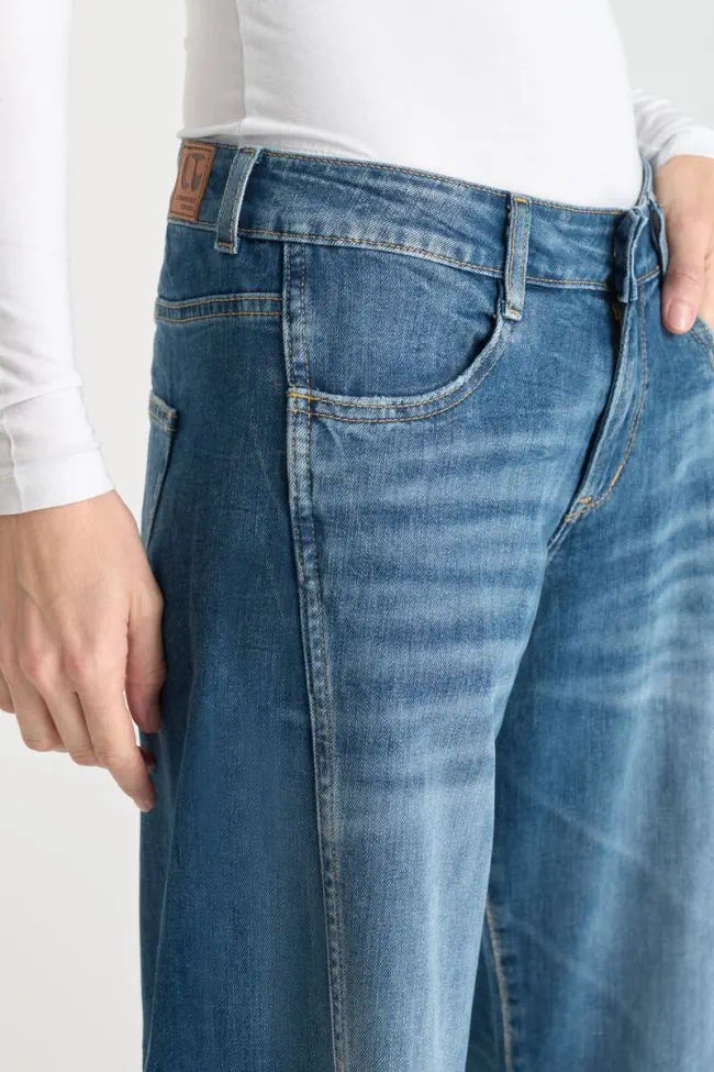 Waist Detail: Close-up of the waistband and button detailing on the Lauryn Wide Leg Jeans.