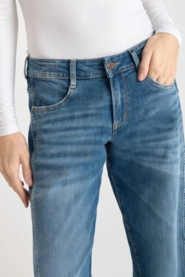 Front Detail: Close-up of the front pocket and denim wash on the Lauryn Wide Leg Jeans.