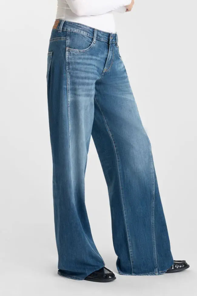 Model Side Right: Alternate side view of the Lauryn Wide Leg Jeans in Ill Blue N°3.