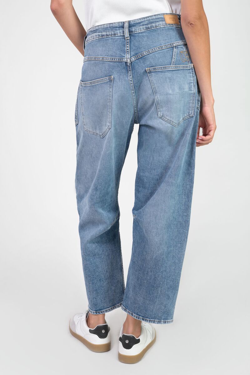 Back view of Le Temps des Cerises Madie jeans in light blue with relaxed fit and patch pockets