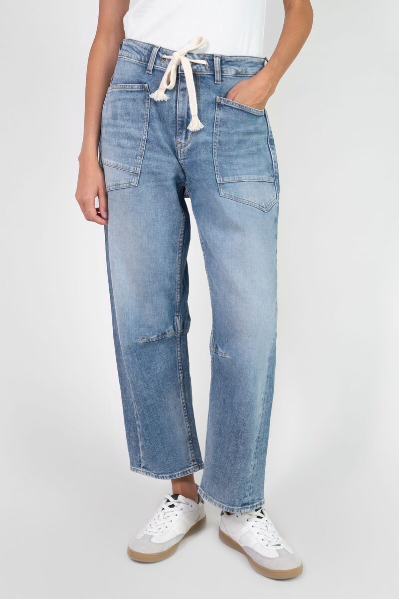 Model wearing Le Temps des Cerises Madie jeans in light blue with utility pockets and relaxed straight-leg fit