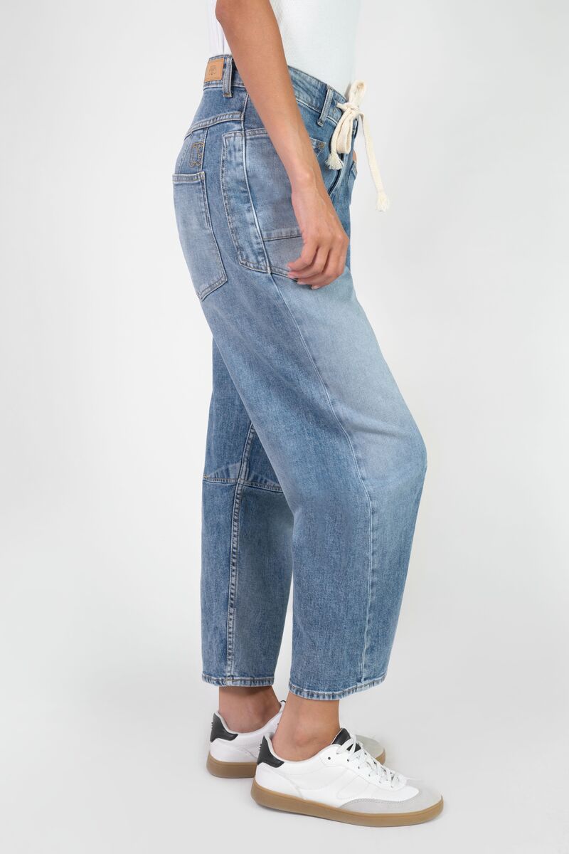 Side view of Le Temps des Cerises Madie jeans in light blue featuring utility pocket detailing