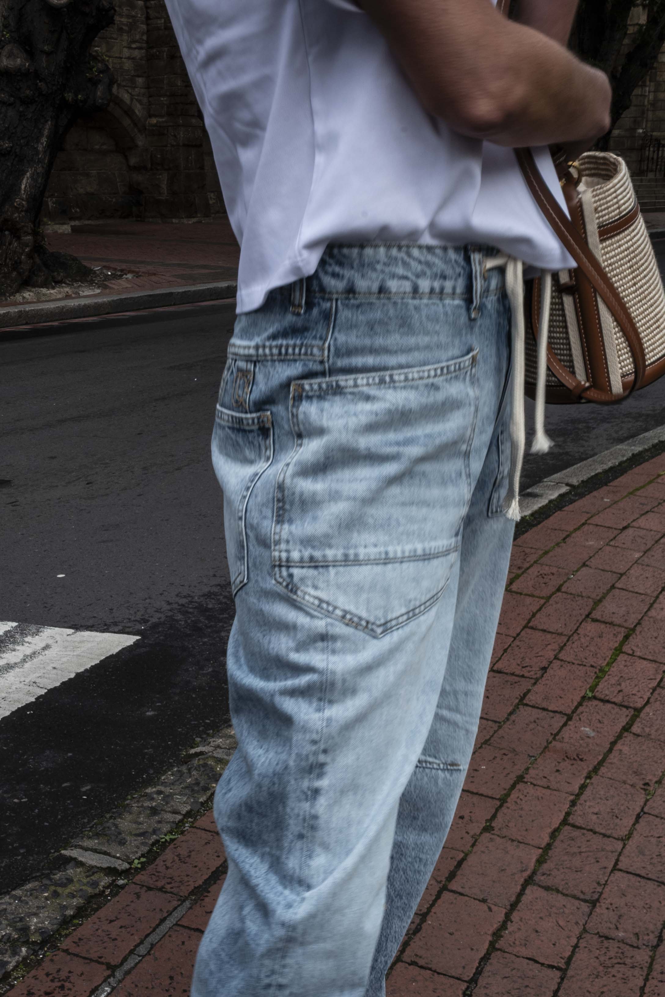 Model wearing Le Temps des Cerises Madie jean light blue relaxed fit