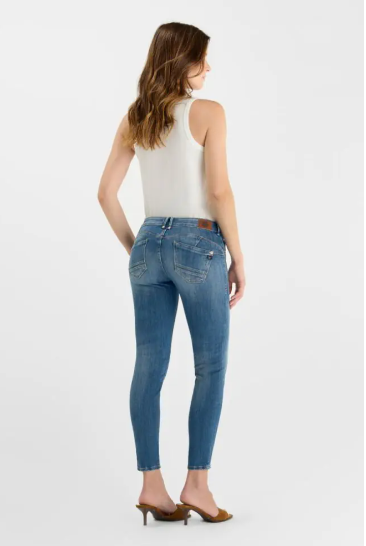 Le Temps des Cerises Pulp Fino Jean mid blue wash, full length back view, women's slim cropped jeans at Boetiek