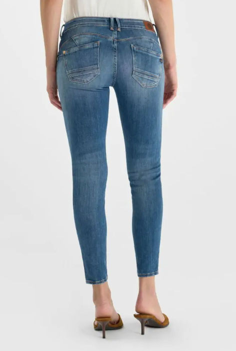 Le Temps des Cerises Pulp Fino Jean mid blue, back view, showing signature back pocket detailing
