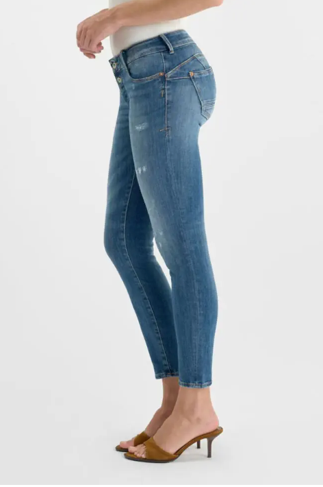 Le Temps des Cerises Pulp Fino Jean mid blue wash, side view showing V-shaped waistband and distressed denim detail