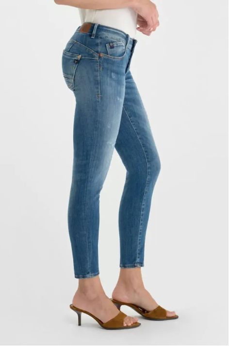 Le Temps des Cerises Pulp Fino Jean mid blue, side profile view, slim leg silhouette with subtle distressing