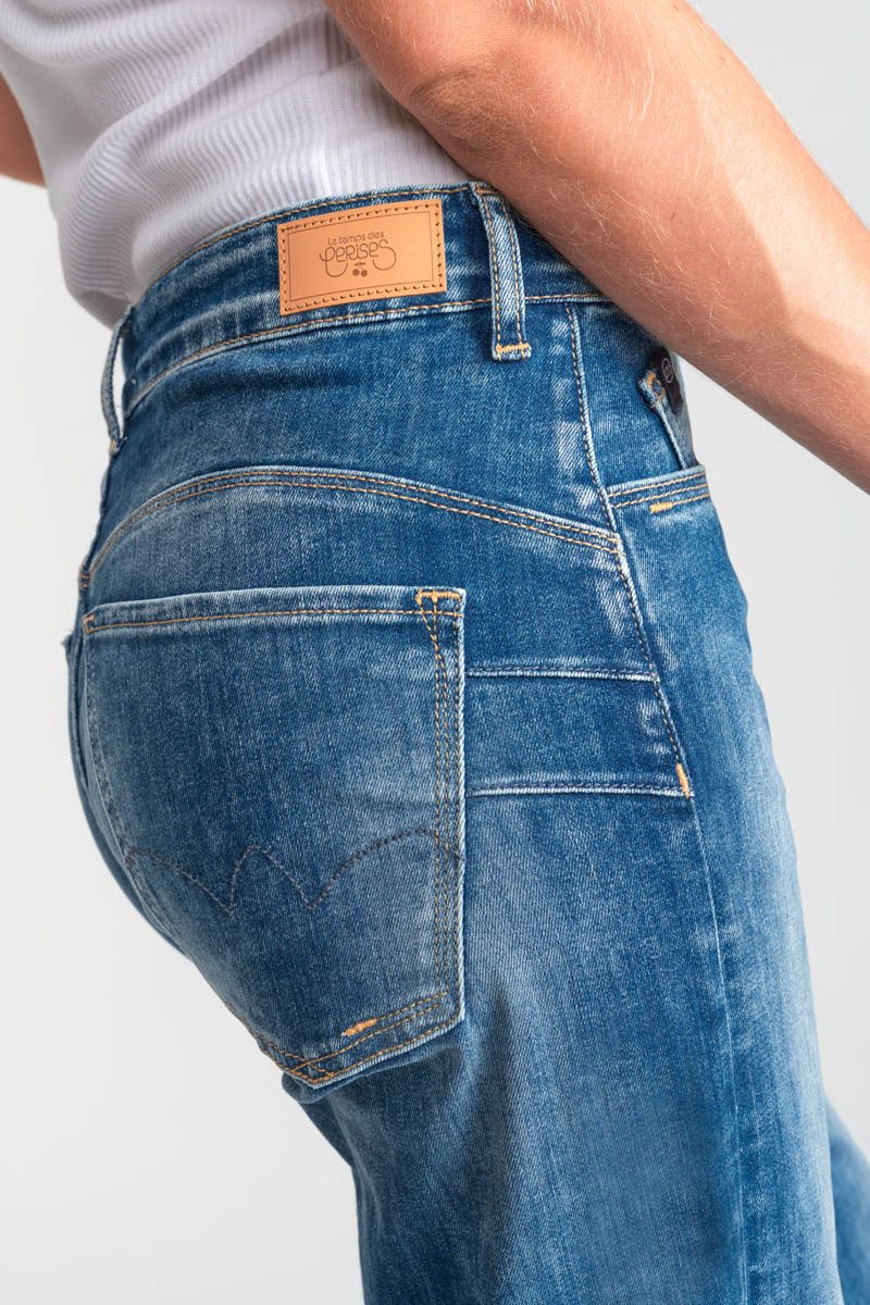 Close-up of back pocket and logo patch on Le Temps des Cerises Pulp High Jeans