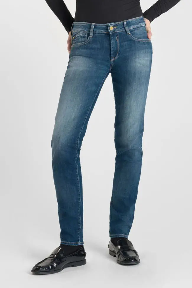 Model wearing Le Temps des Cerises Pulp Slim Gaba Jeans in Blue N°3.