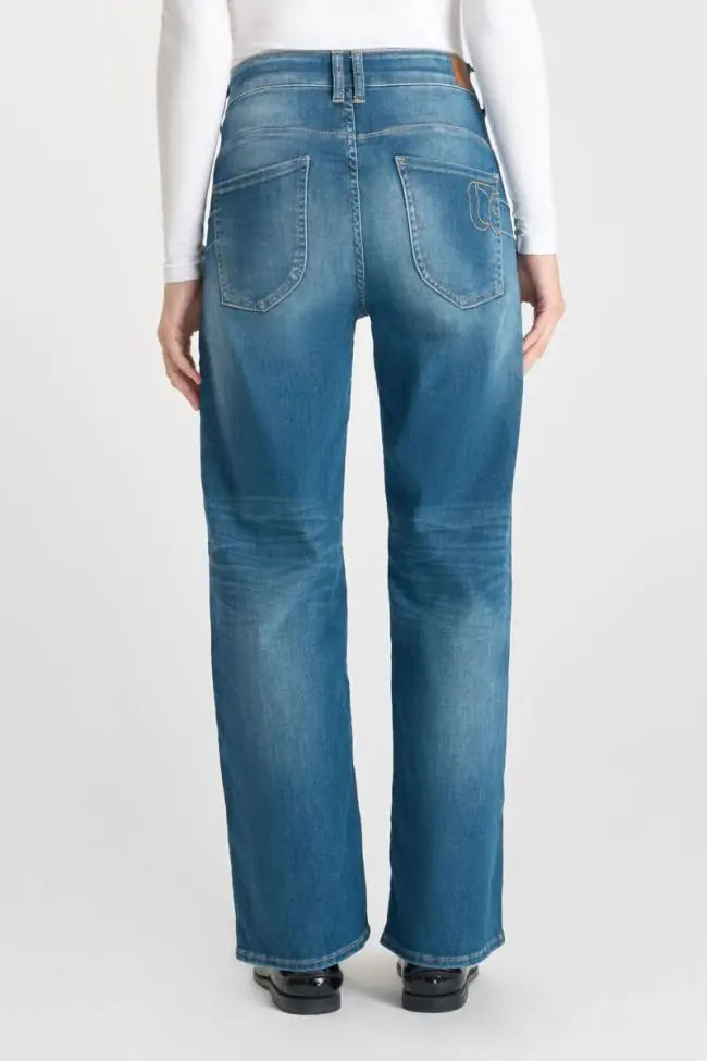 Back view of model wearing Le Temps des Cerises Pulp Wide Leg Zim jeans.