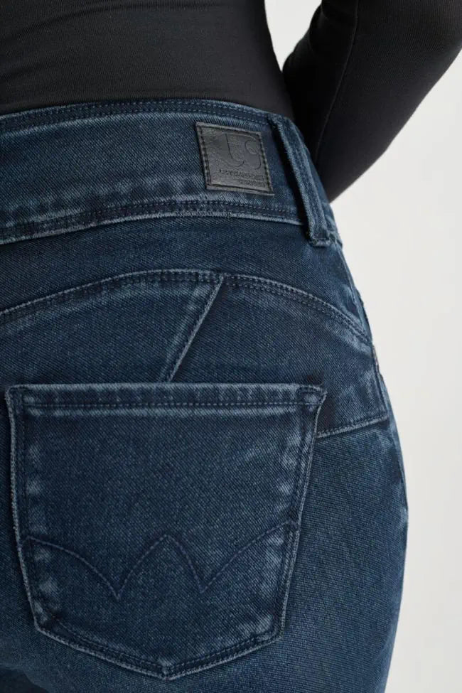 Close-up of the Le Temps des Cerises Ultra Pulp Slim Evy jeans showing the signature stitched back pocket and branded leather patch.