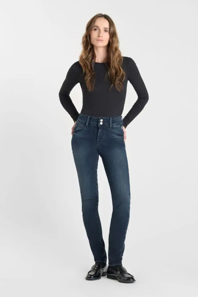 Model wearing the Le Temps des Cerises Ultra Pulp Slim Evy jeans in Blue-Black No.1 styled with a fitted black top and loafers.
