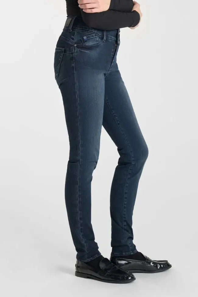 Side view of the Le Temps des Cerises Ultra Pulp Slim Evy jeans in Blue-Black No.1 highlighting the slim silhouette.