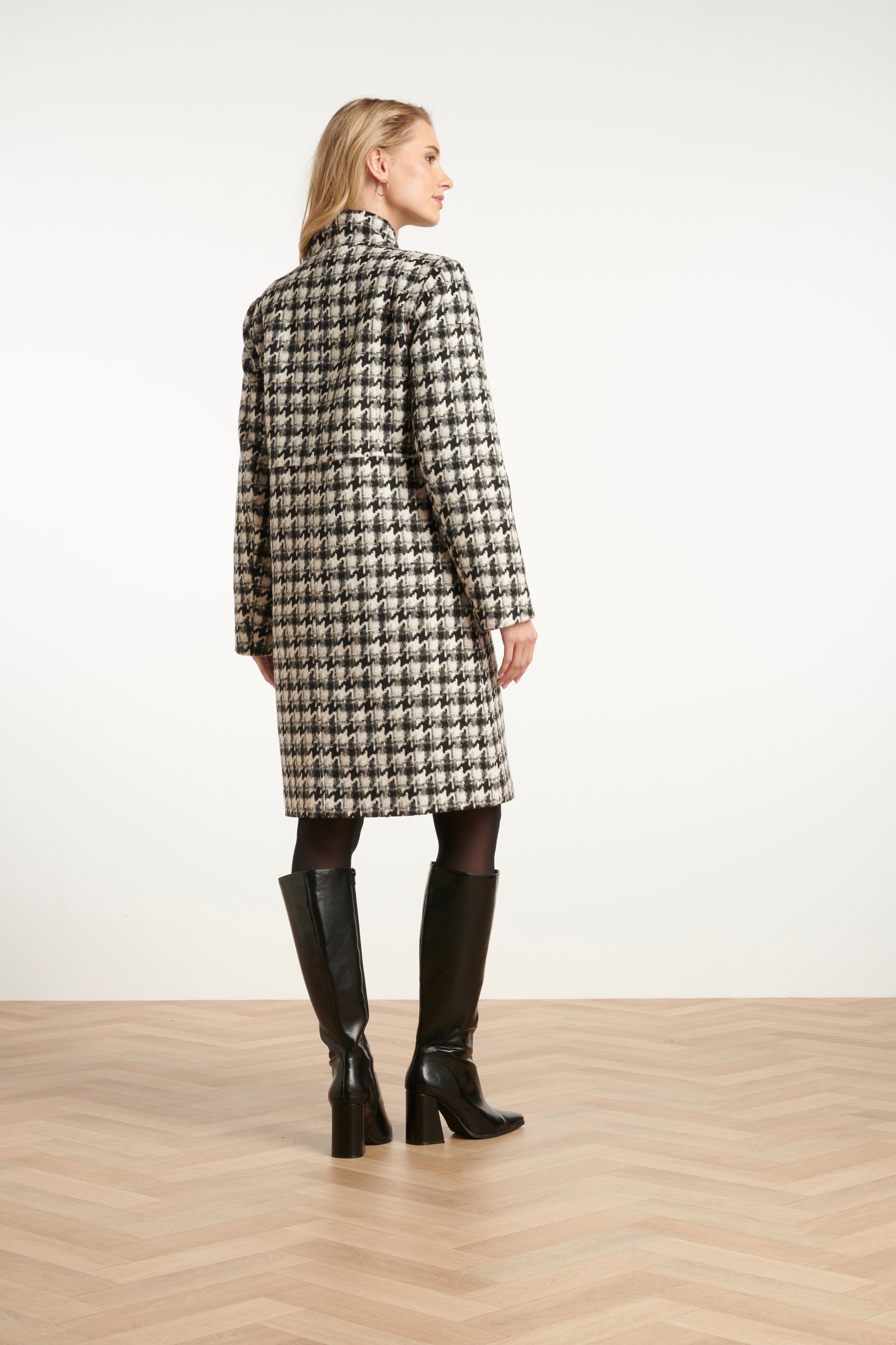 Smashed Lemon houndstooth coat in black and off-white, knee-length with spread collar, side view
