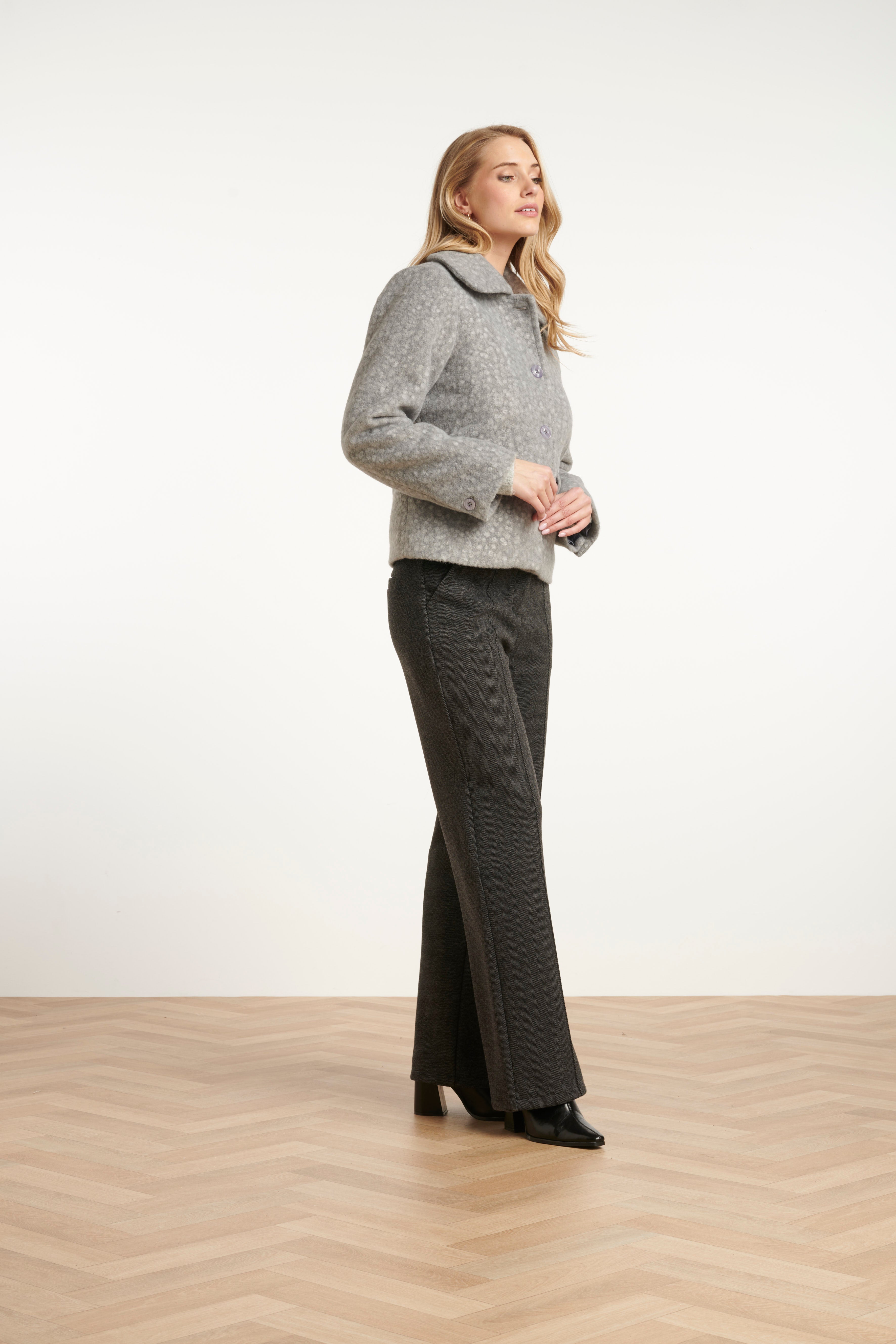 Smashed Lemon short textured coat in grey, cropped boucle jacket with notched collar, three-quarter angle view