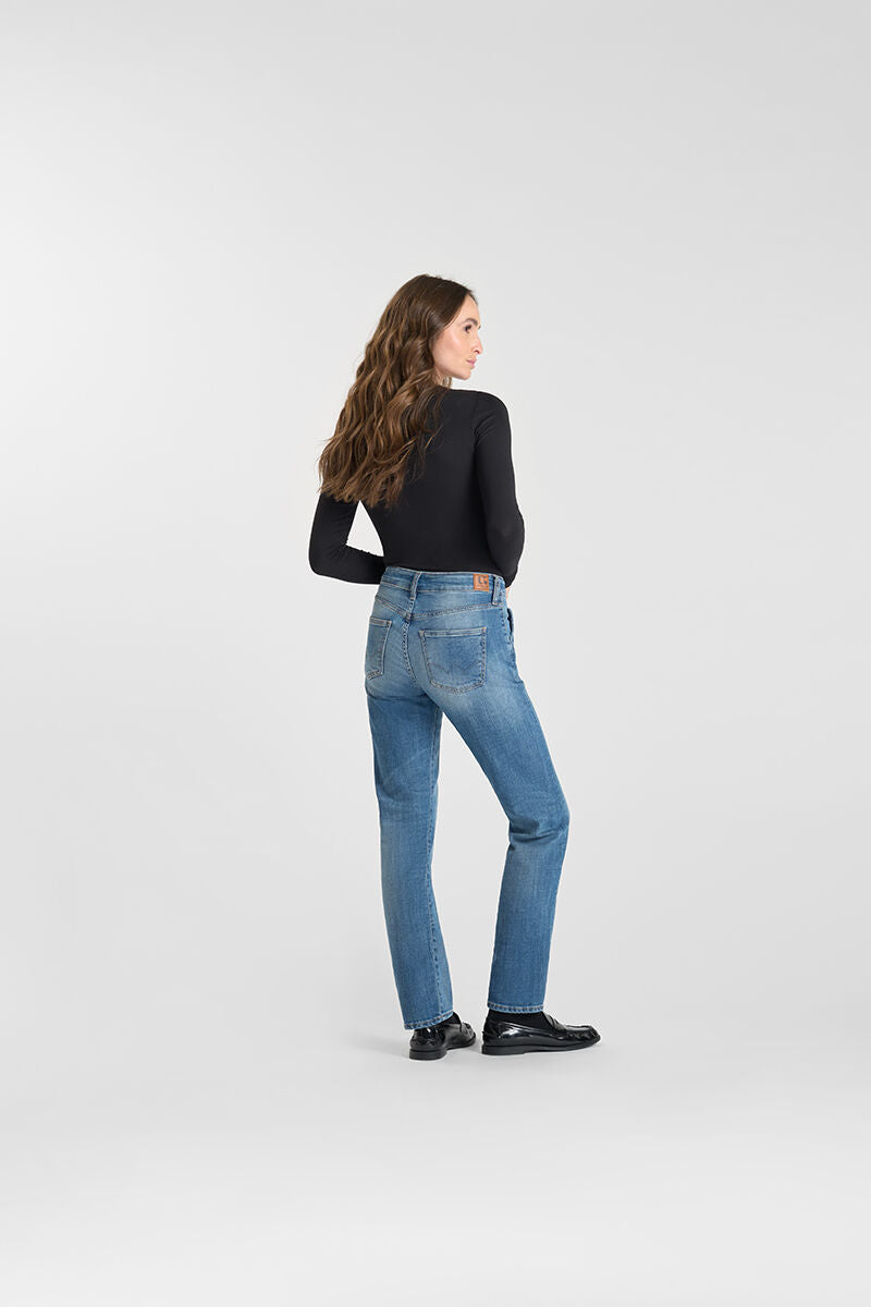 Model wearing Le Temps des Cerises Jean 400/17 High Waist Regular Fit jeans in Blue, front styled view