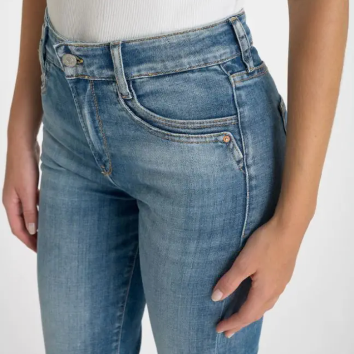 Le Temps des Cerises High Waist Regular Fit jeans in Blue, close-up detail