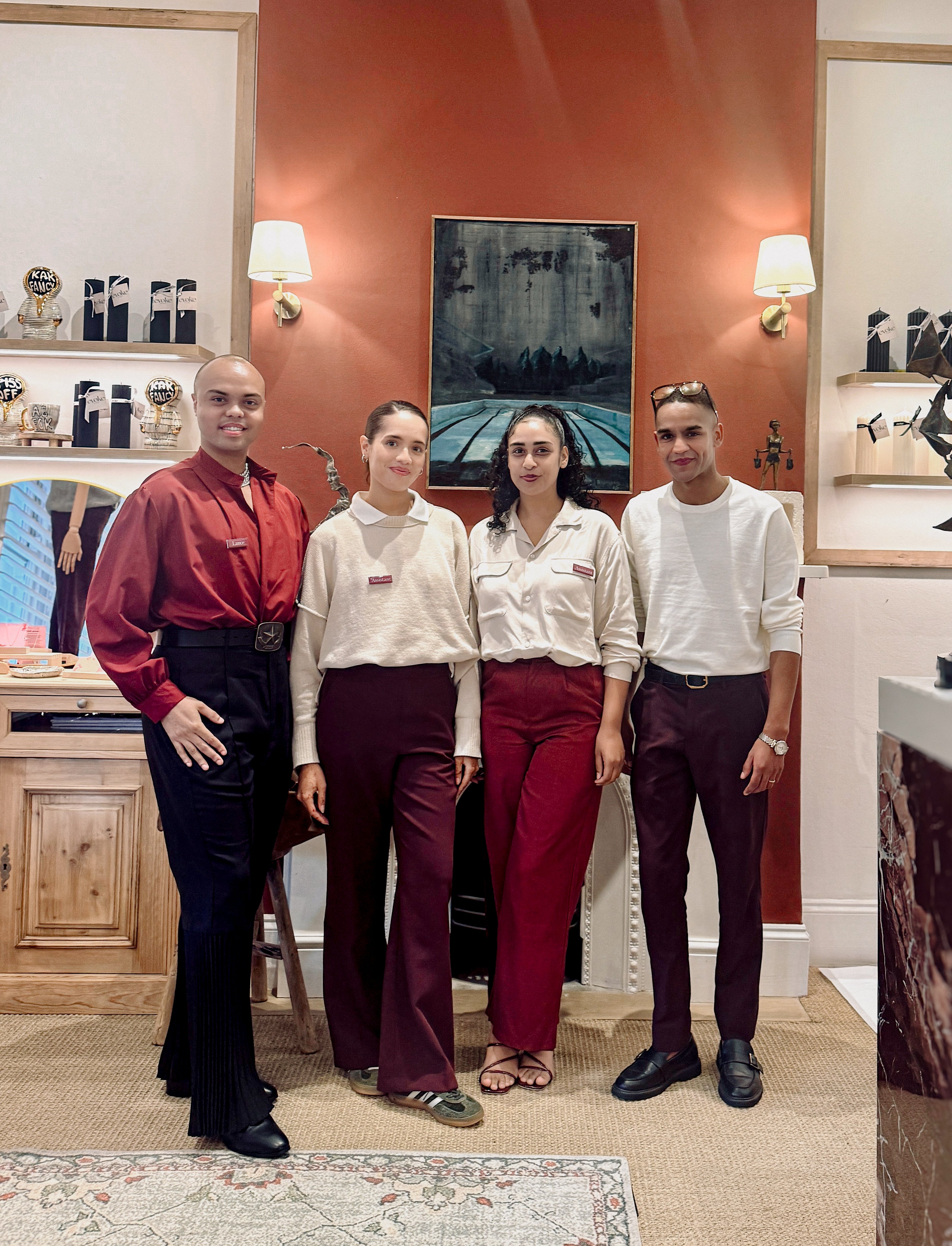 Boetiek sales assistants standing in Boetiek