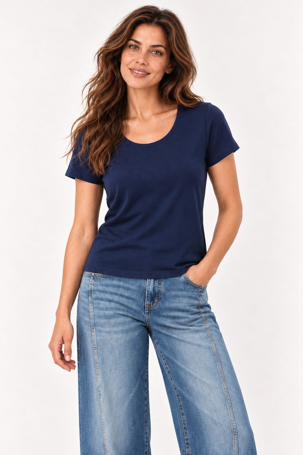 Close-up of the YAYA round neck T-shirt in Navy Blazer Melange on the model #Colour_Navy Blazer Melange