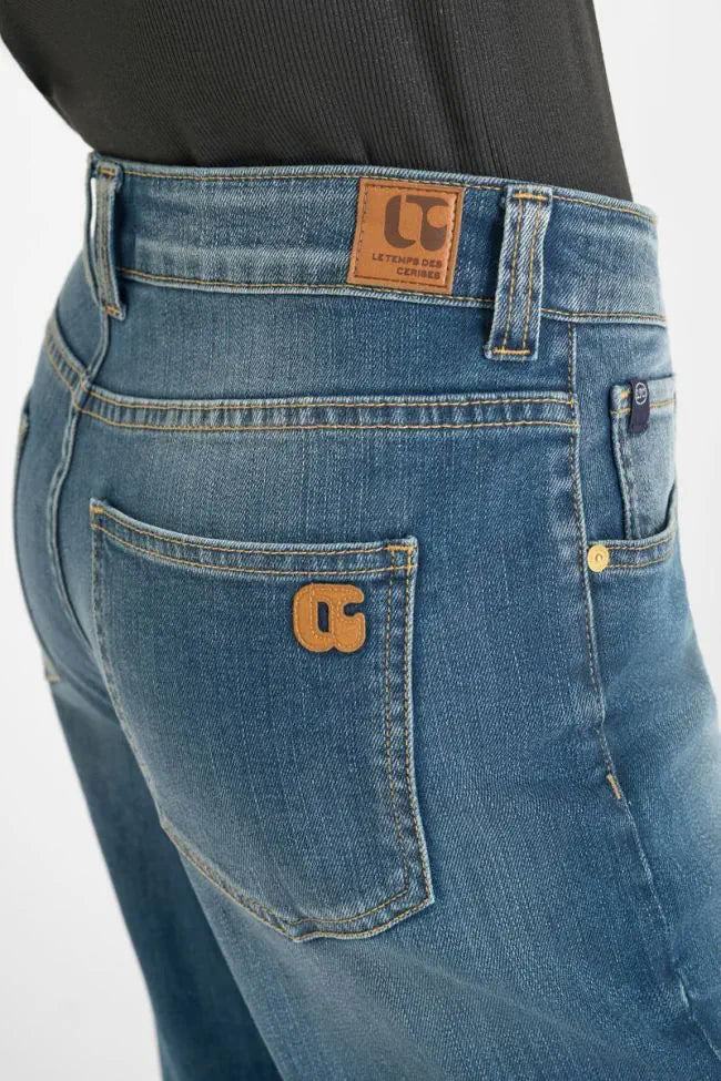 Close-up of the back pocket and leather logo patch on the Le Temps des Cerises 400/60 Girlfriend Clelia High Waist Jeans in Blue No.3.