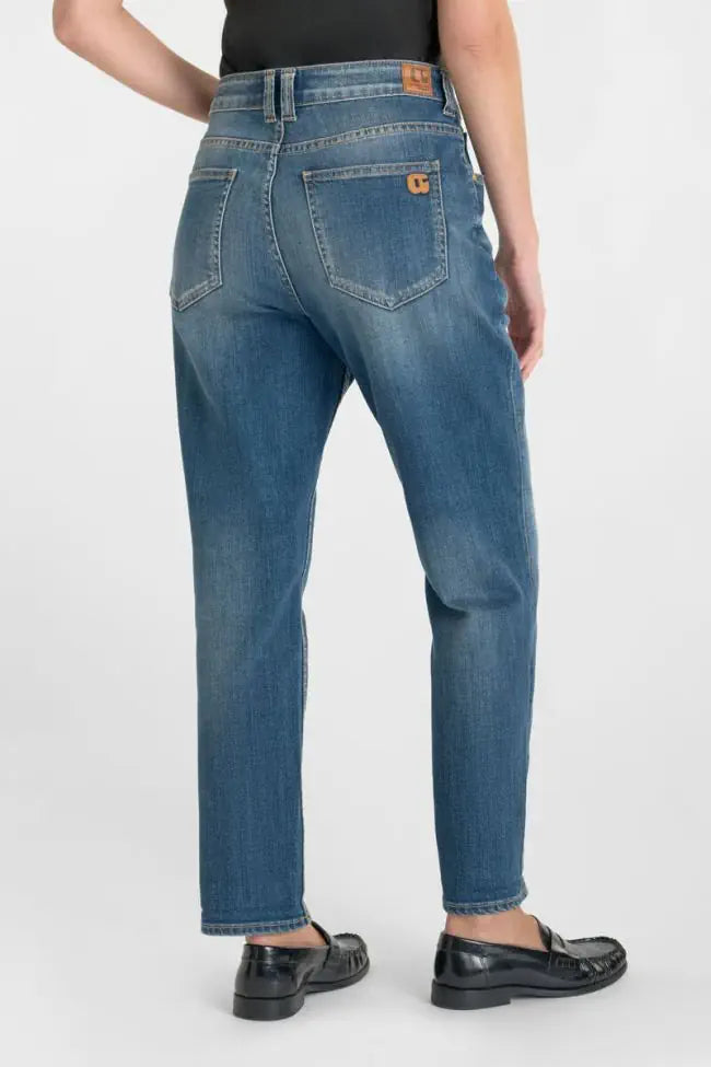 Three-quarter rear view of Le Temps des Cerises 400/60 Girlfriend Clelia High Waist Jeans in Blue No.3.