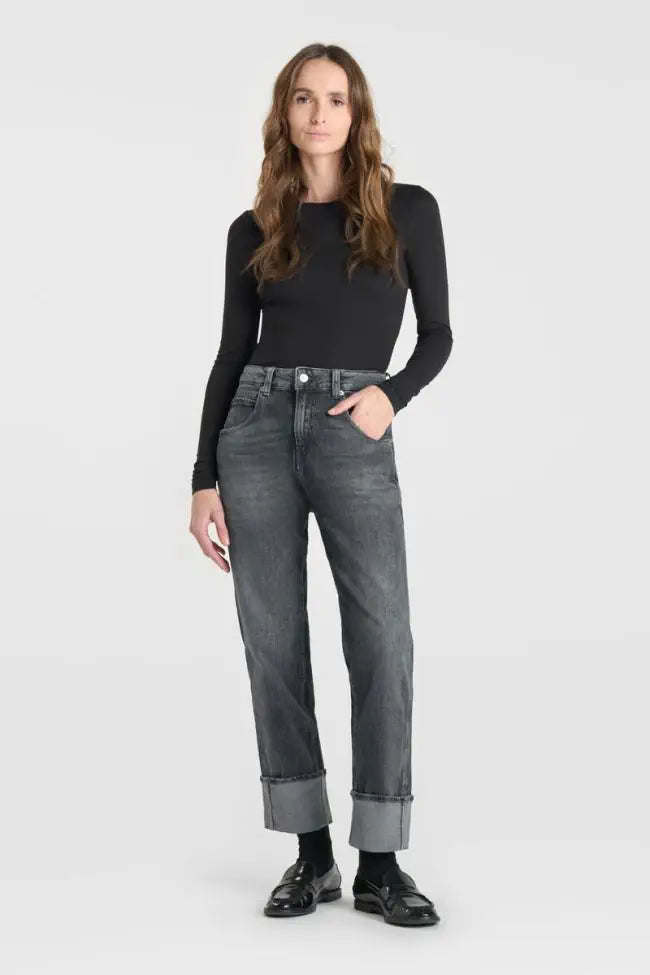 Model wearing Le Temps des Cerises 400/60 Girlfriend Jama High Waist Jeans in Grey No.1 with rolled cuffs.