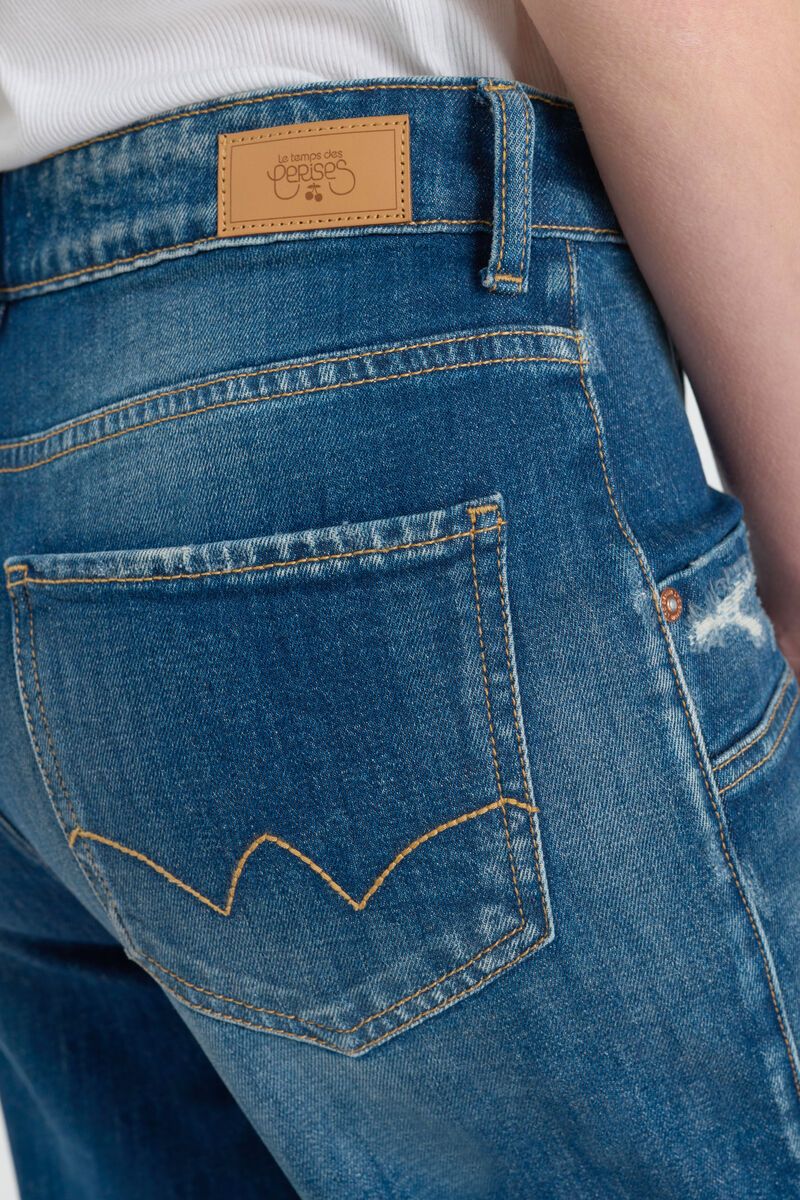 Close-up of back pocket stitching detail on Le Temps des Cerises Cosy Pocket jeans in blue