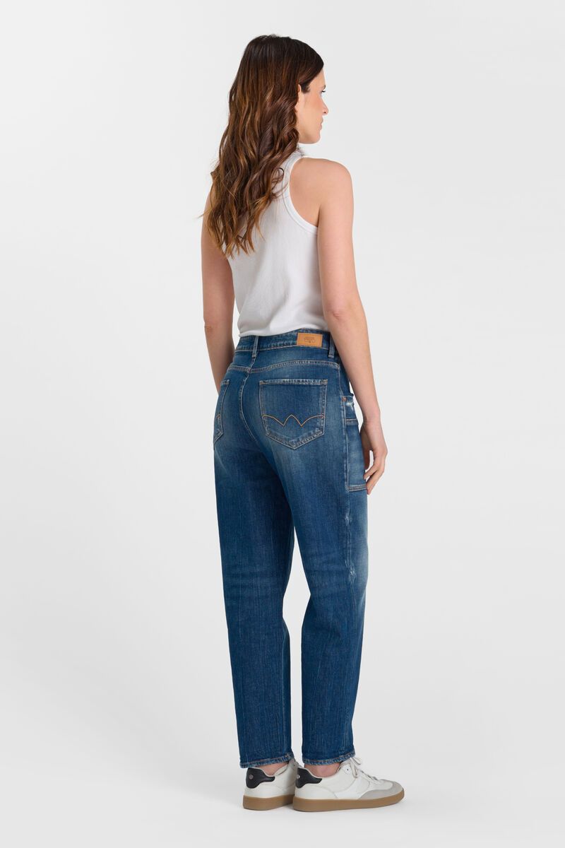 Back view of Le Temps des Cerises Cosy Pocket jeans in blue with classic pocket design and relaxed fit