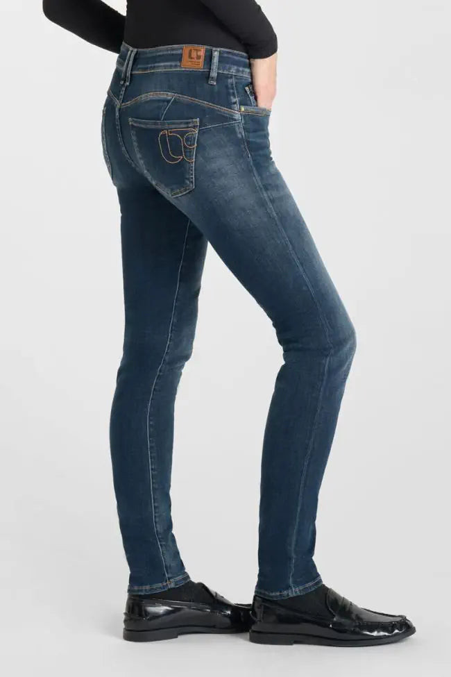 Rear angled view of Le Temps des Cerises Denim Jeans in Mallo highlighting the sculpting fit and signature branded back pockets.