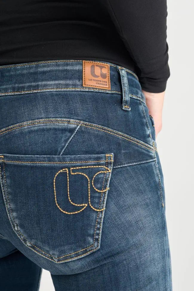 Close-up of the signature embroidered back pocket and premium denim finish on the Le Temps des Cerises Denim Jeans in Mallo.