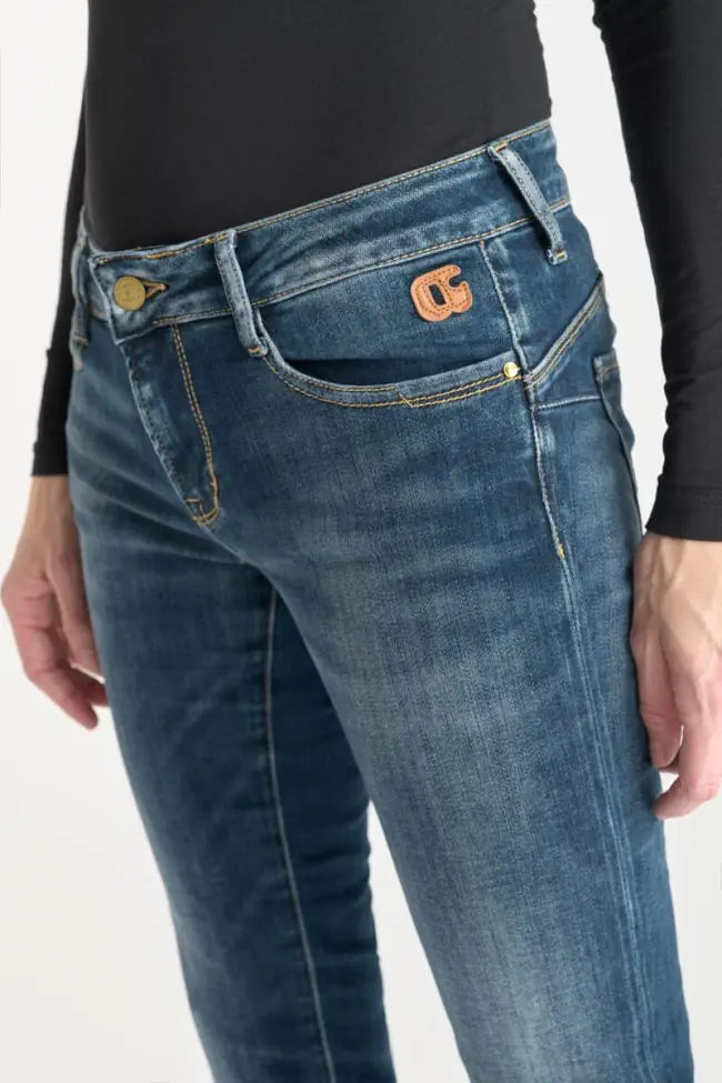 Close-up of the front pocket, branded hardware and authentic blue denim on the Le Temps des Cerises Denim Jeans in Mallo.