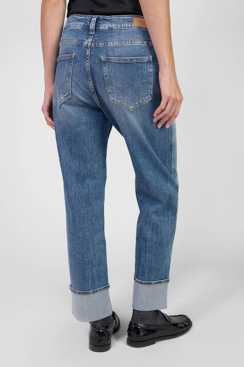 Back view of Le Temps des Cerises Girlfriend Jama jeans in blue with signature stitched back pockets