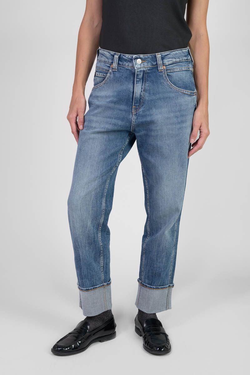 Front view of Le Temps des Cerises Girlfriend Jama jeans in blue featuring a relaxed girlfriend silhouette