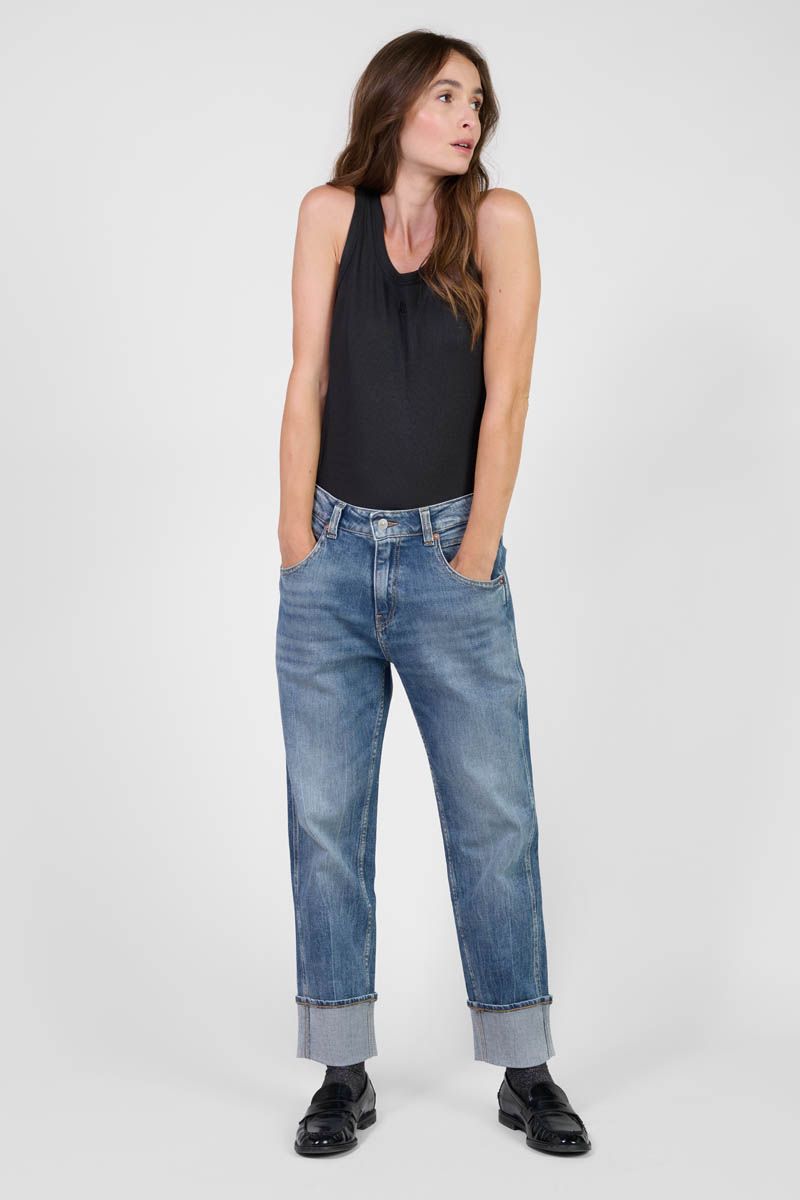 Model wearing Le Temps des Cerises Girlfriend Jama jeans in blue with turned-up cuffs and relaxed fit