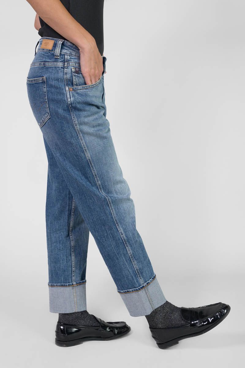 Side view of Le Temps des Cerises Girlfriend Jama jeans in blue with rolled cuffs and tapered leg