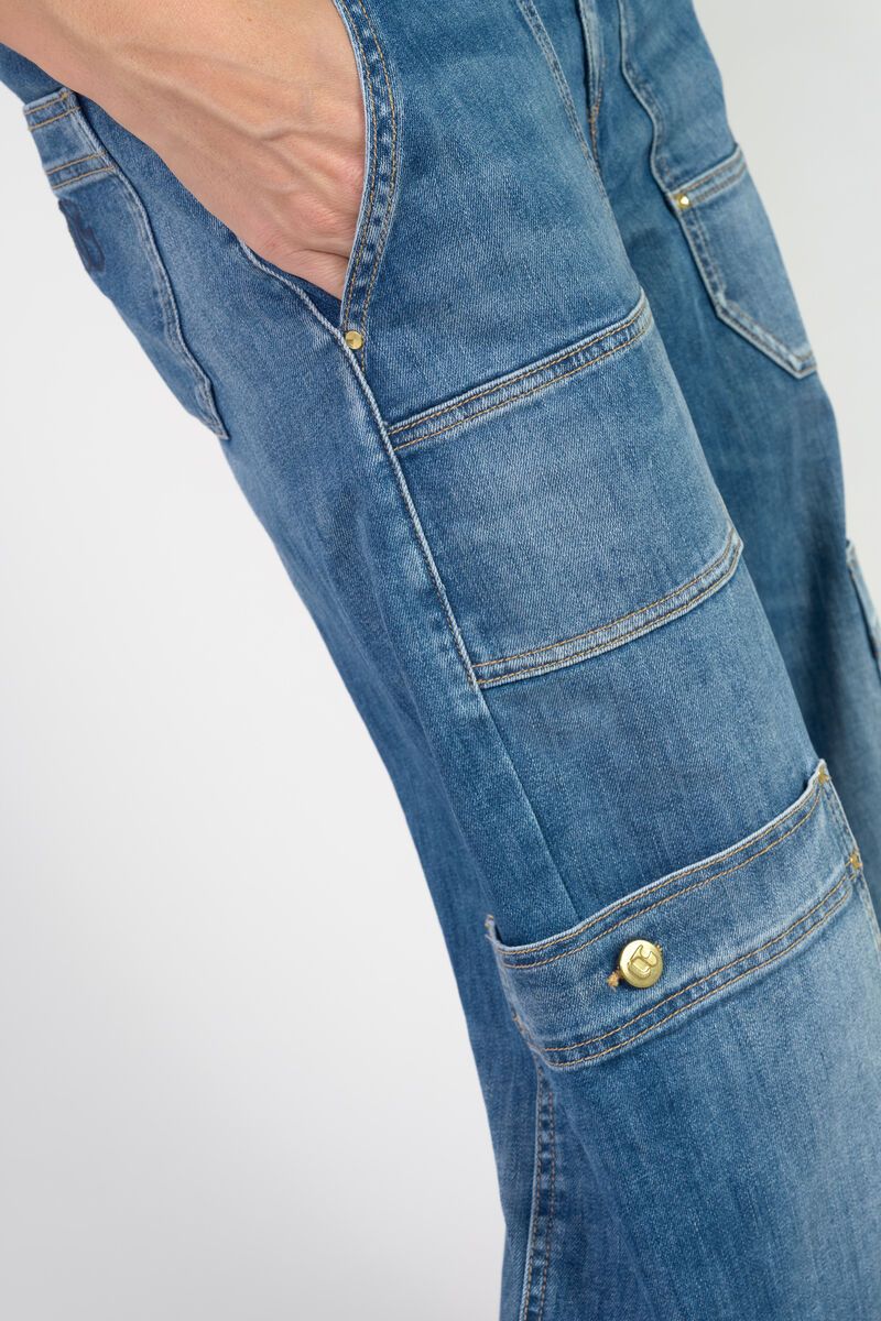 Close-up of cargo pocket detail on Le Temps des Cerises HOLLY jeans in blue