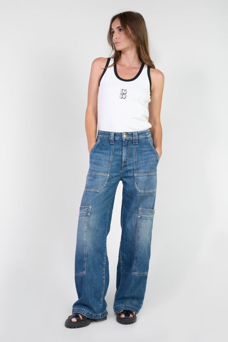 Model wearing Le Temps des Cerises HOLLY jeans in blue with wide-leg cargo-inspired design