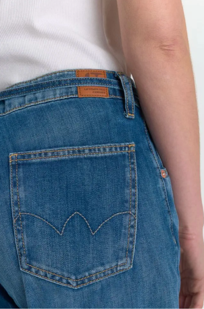 Le Temps des Cerises Lauren Jab Jeans, close-up of back pocket with signature brand logo patch