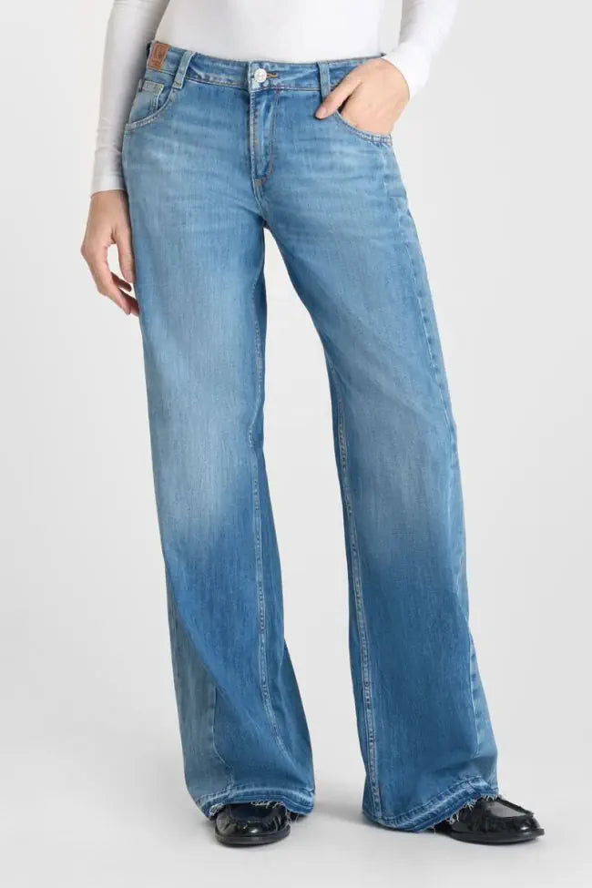 Model wearing Le Temps des Cerises Lauryn Wide Leg Jeans in Aix Blue N°4.